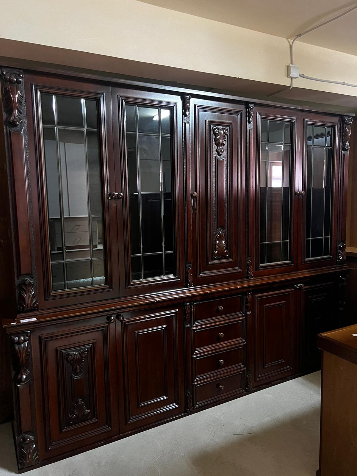 Mobila living Vitrină clasică lemn masiv cu detalii sculptate made in italy R-784 - imagine 3