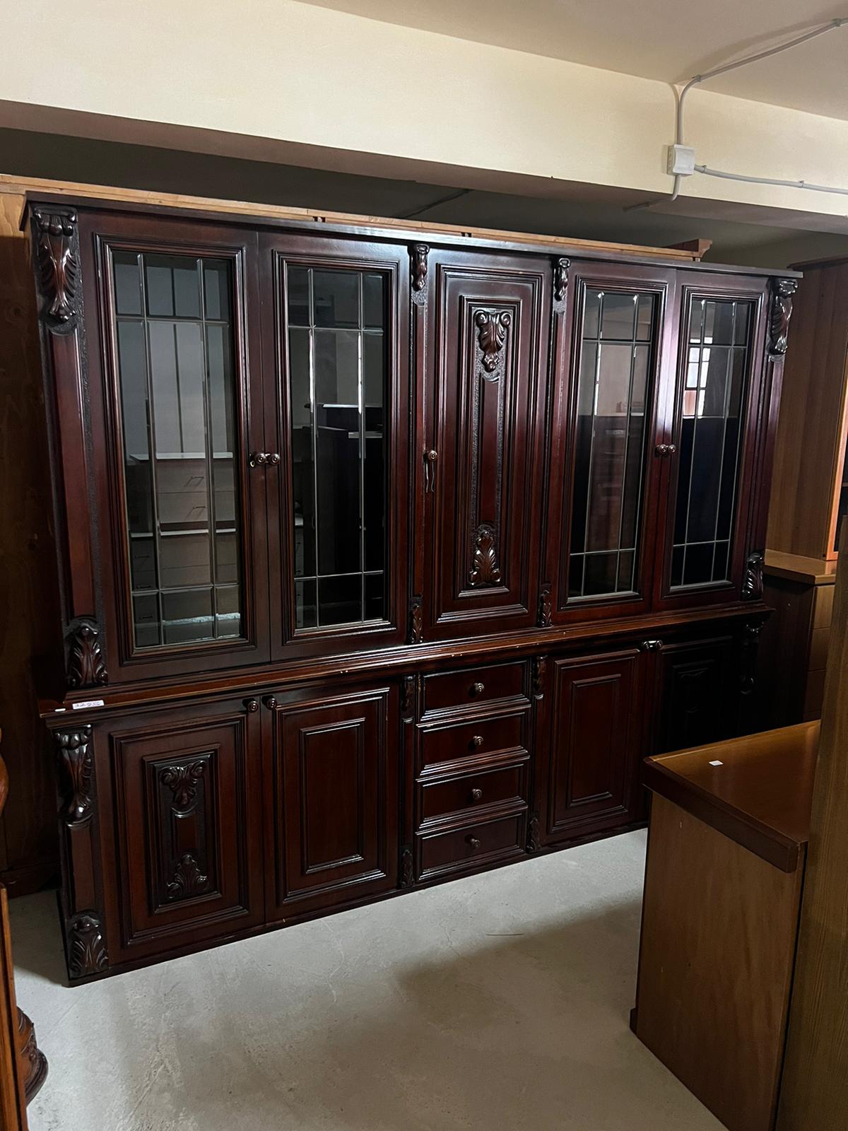 Mobila living Vitrină clasică lemn masiv cu detalii sculptate made in italy R-784
