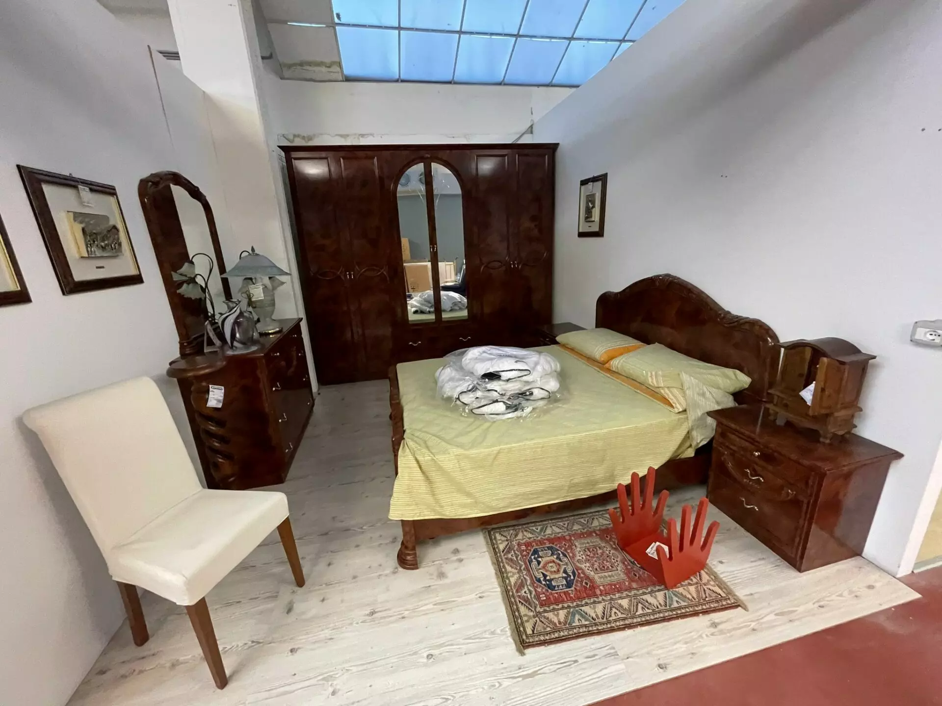Dormitor complet din lemn cu șifonier 6 uși, pat matrimonial cu somieră, comodă, două noptiere și oglindă produs nou made in italy R-881
