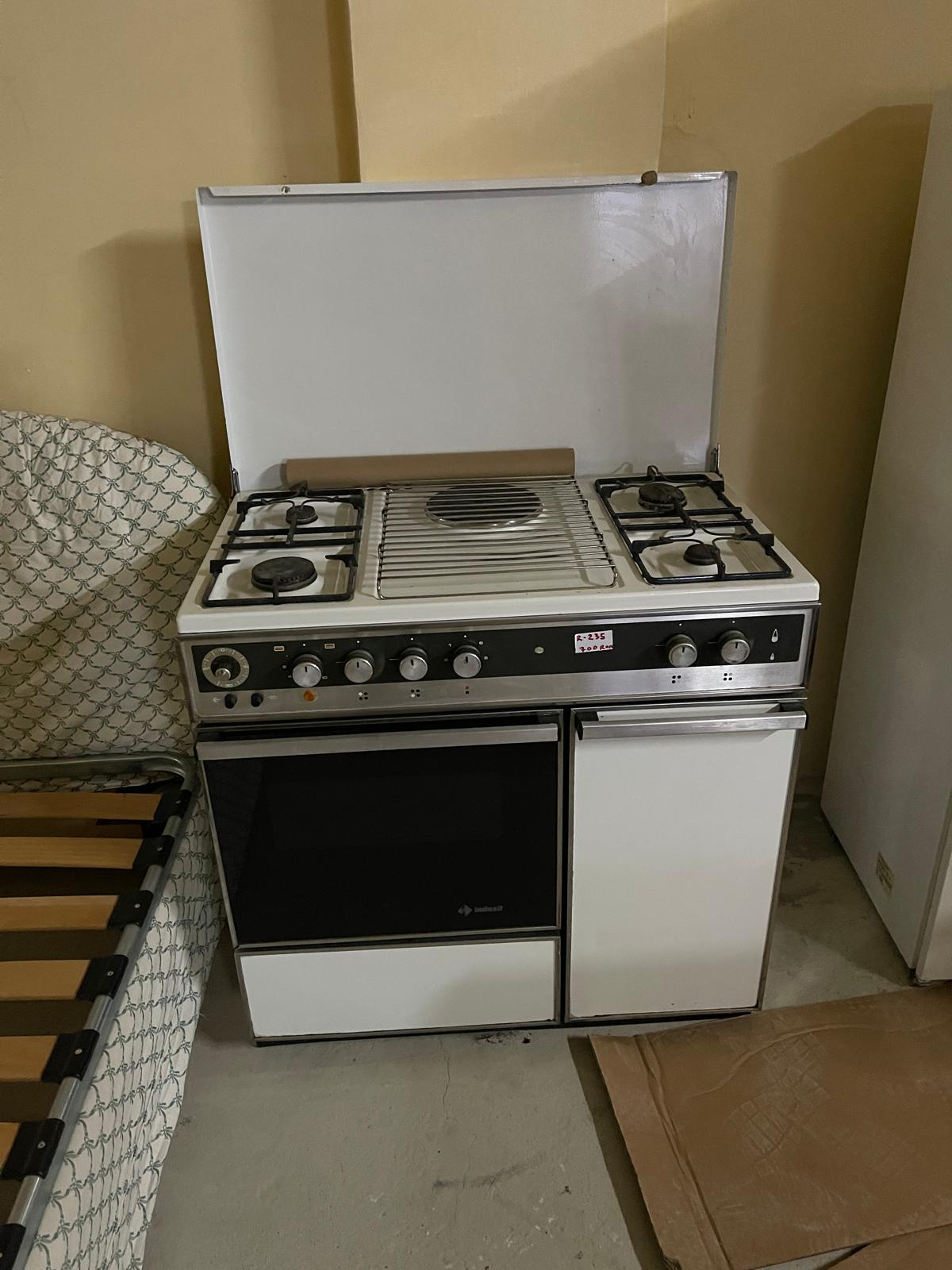 Aragaz sh pe gaz Indesit made in italy R-942