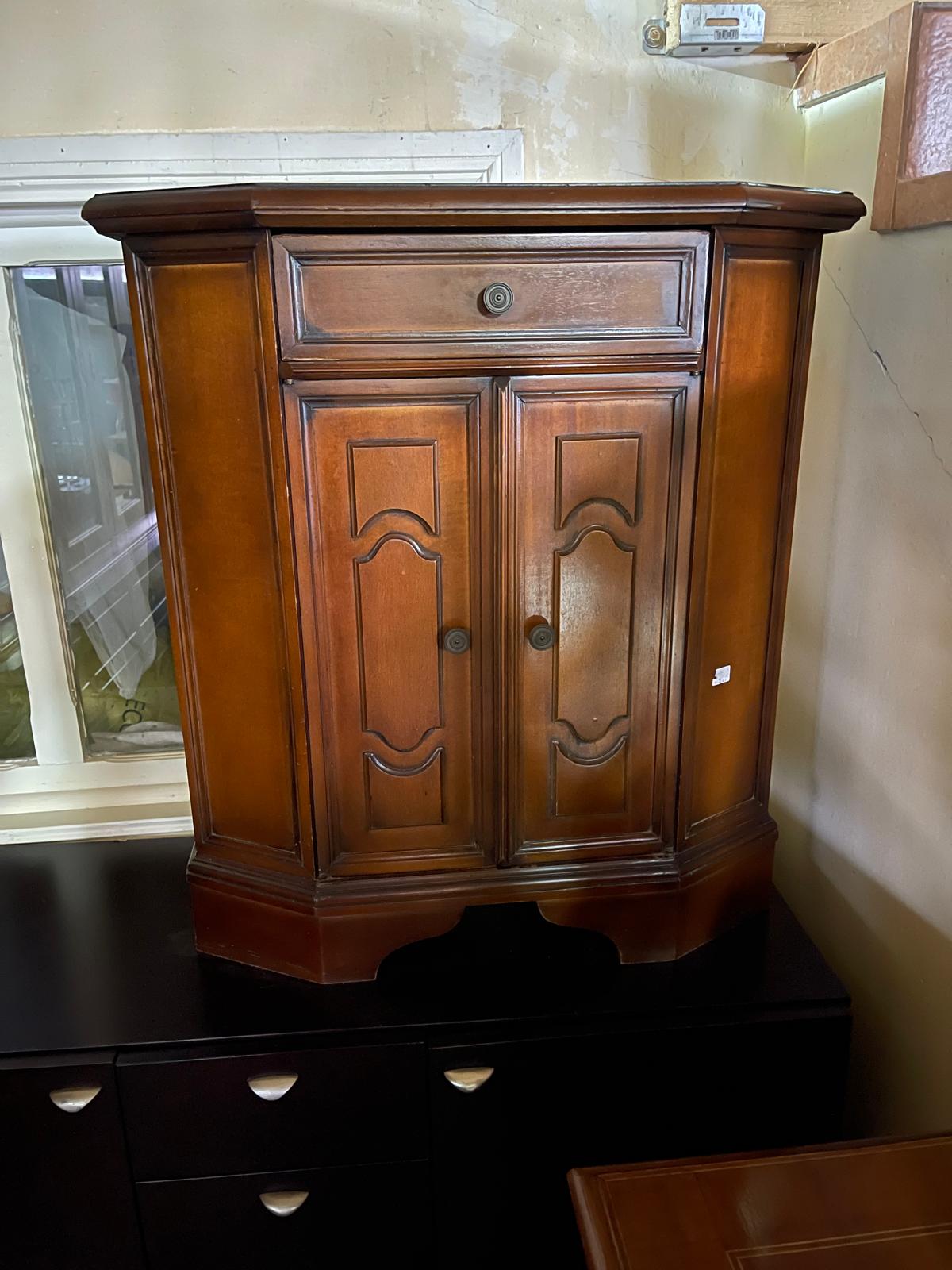 Mobilier mic in lemn cu doua usi made in italy R-746