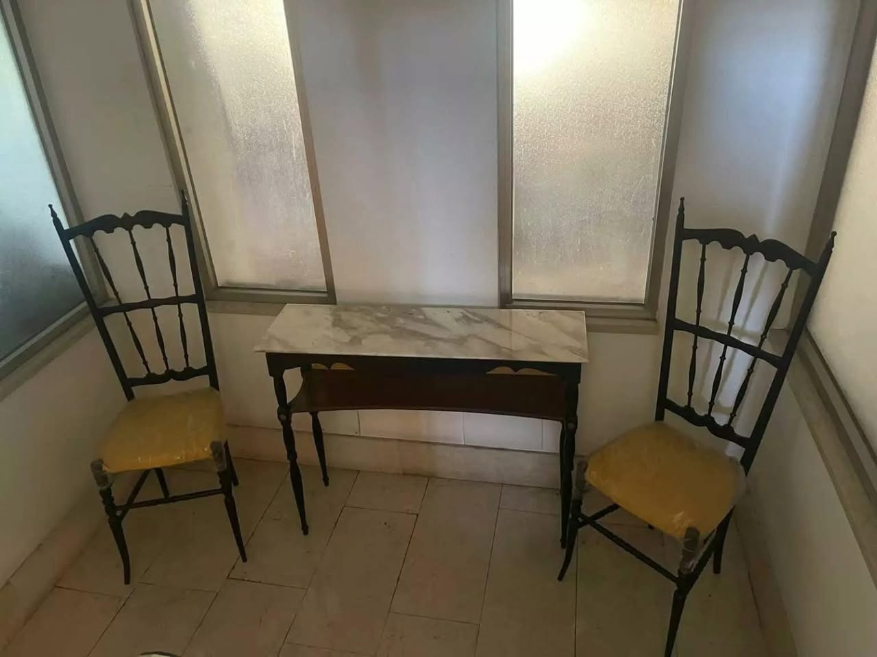 Set hol vintage cu cuier, măsuță și scaune sh de calitate italiană S 1658 - imagine 2
