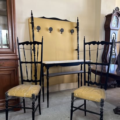 Set hol vintage cu cuier, măsuță și scaune sh de calitate italiană S 1658