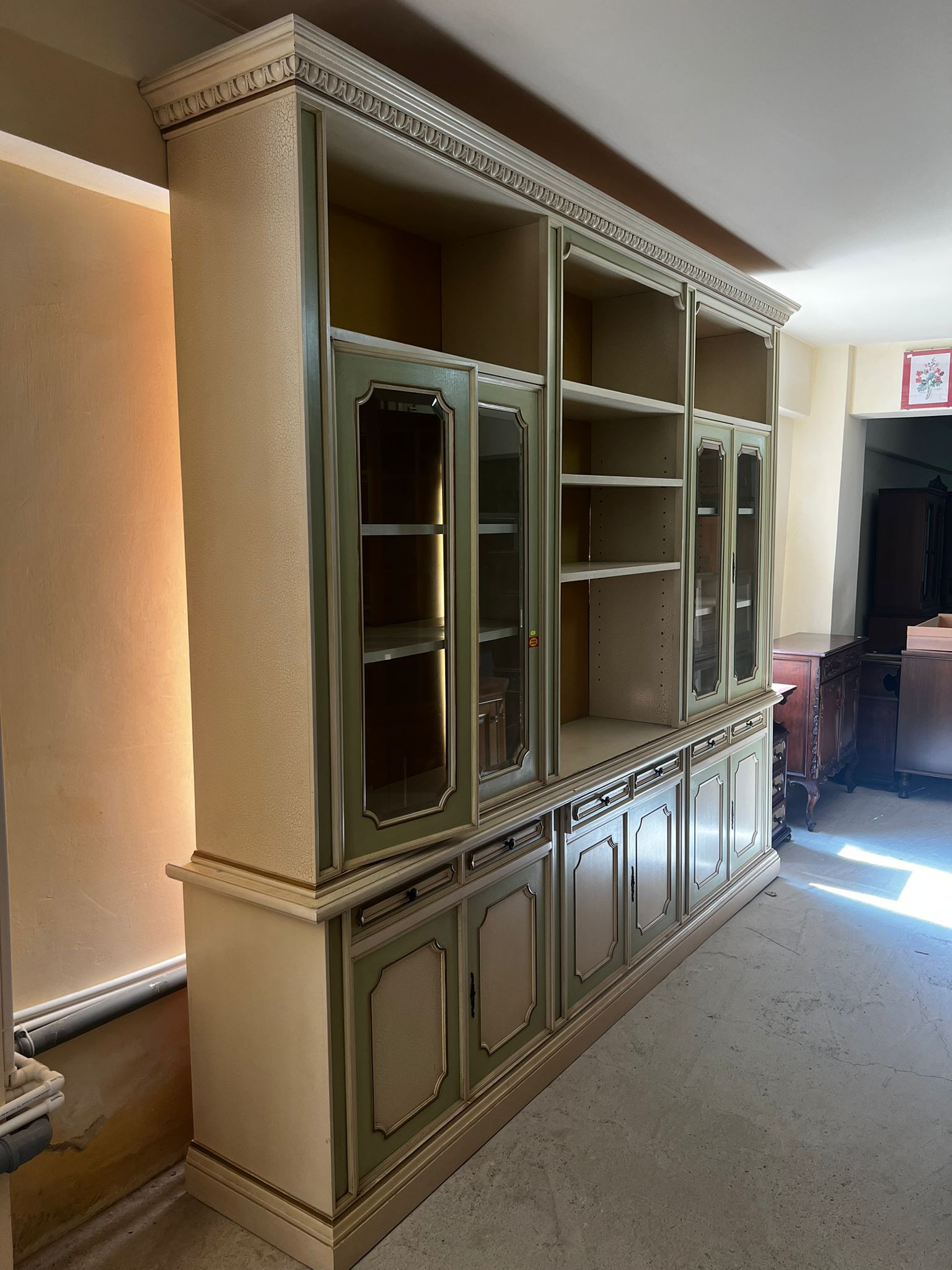 Vitrină mare clasică din lemn masiv cu rafturi și vitrine sticlă sh de calitate italiană S 480 - imagine 2