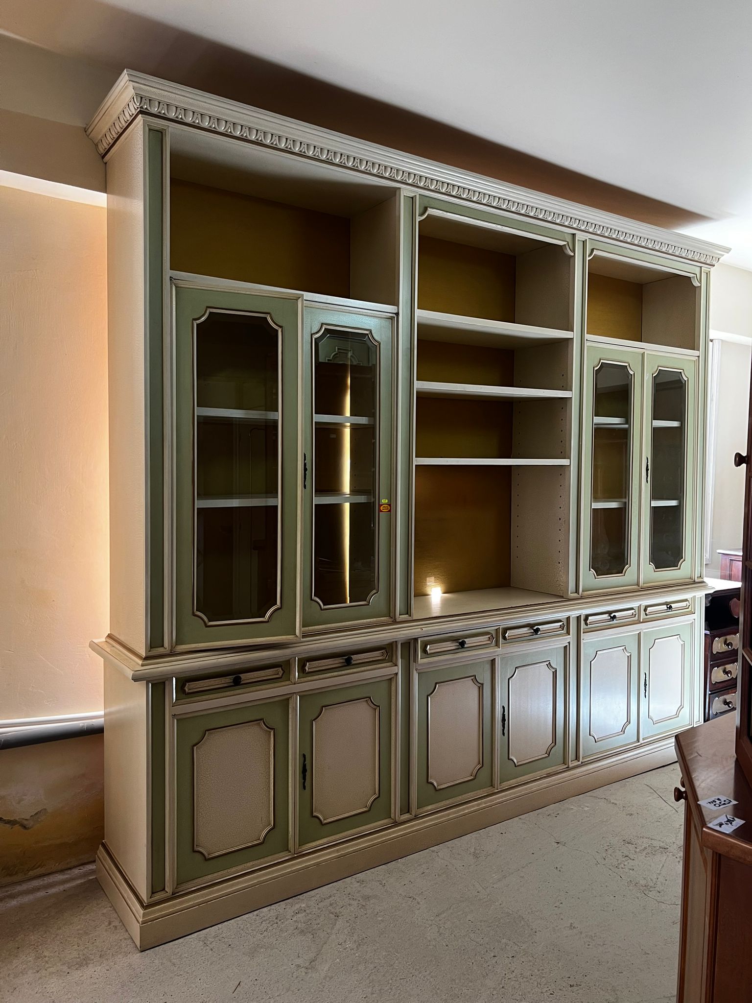Vitrină mare clasică din lemn masiv cu rafturi și vitrine sticlă sh de calitate italiană S 480