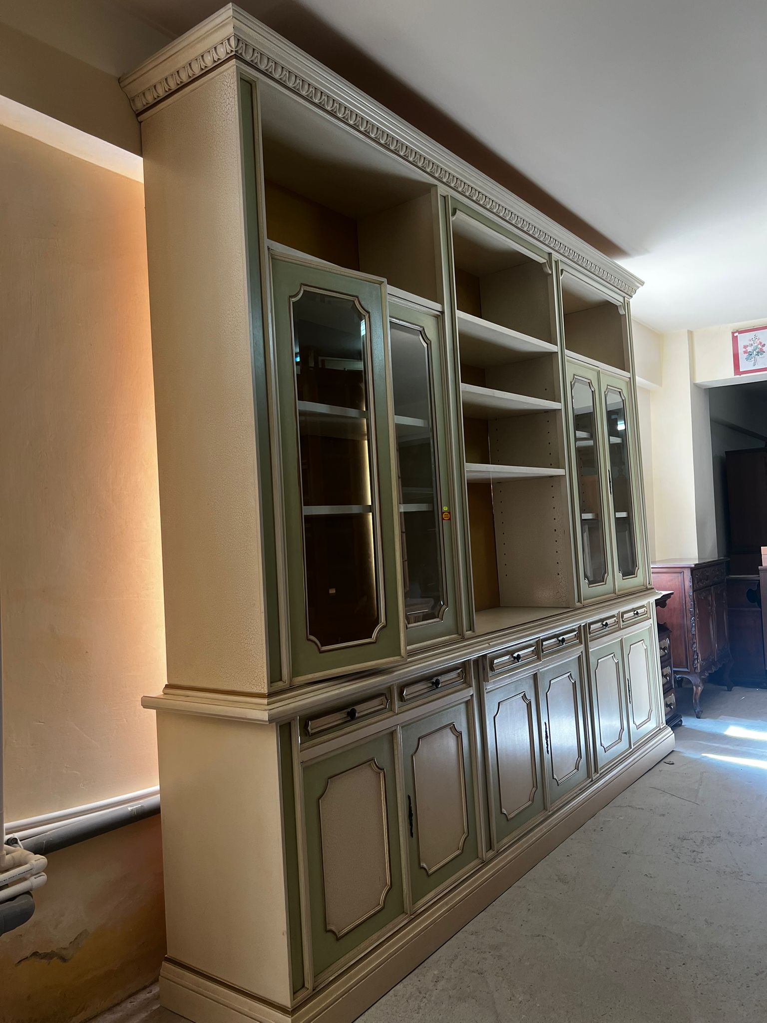 Vitrină mare clasică din lemn masiv cu rafturi și vitrine sticlă sh de calitate italiană S 480 - imagine 3