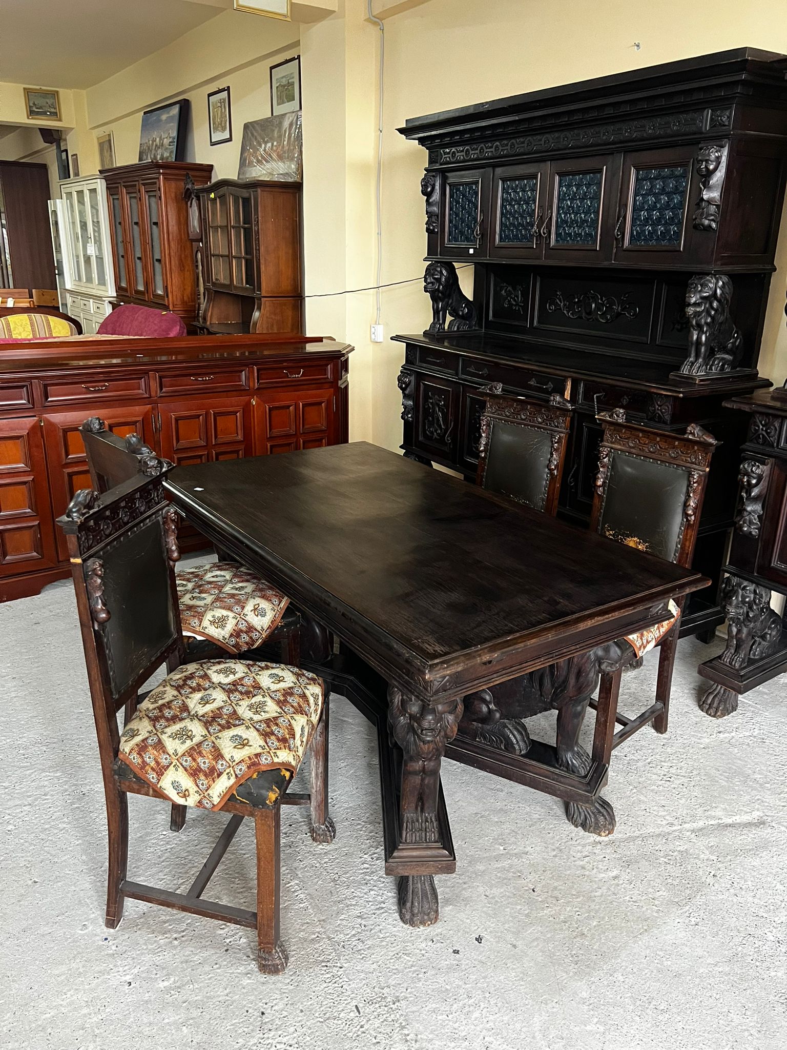 Masă sculptată din lemn masiv cu 4 scaune sh de calitate italiana S 4511