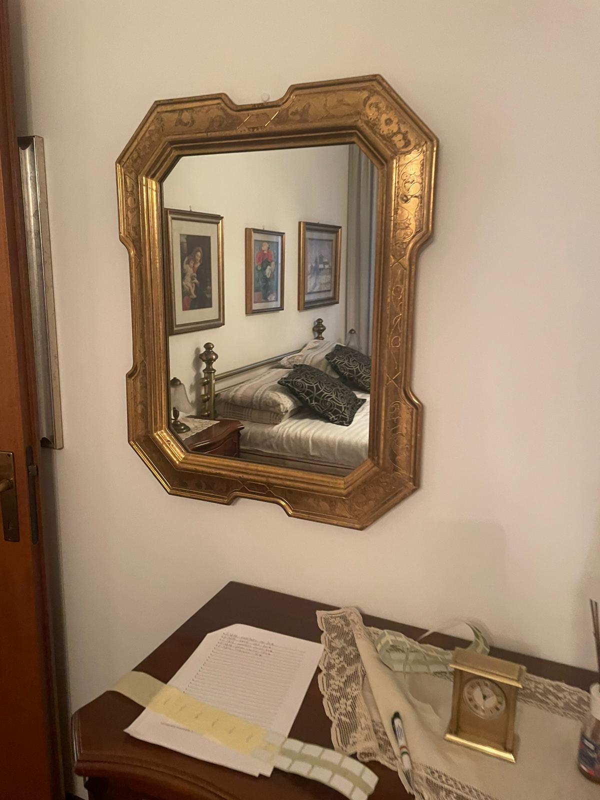 Oglindă vintage cu ramă aurie sculptată sh de calitate italiană S 4814