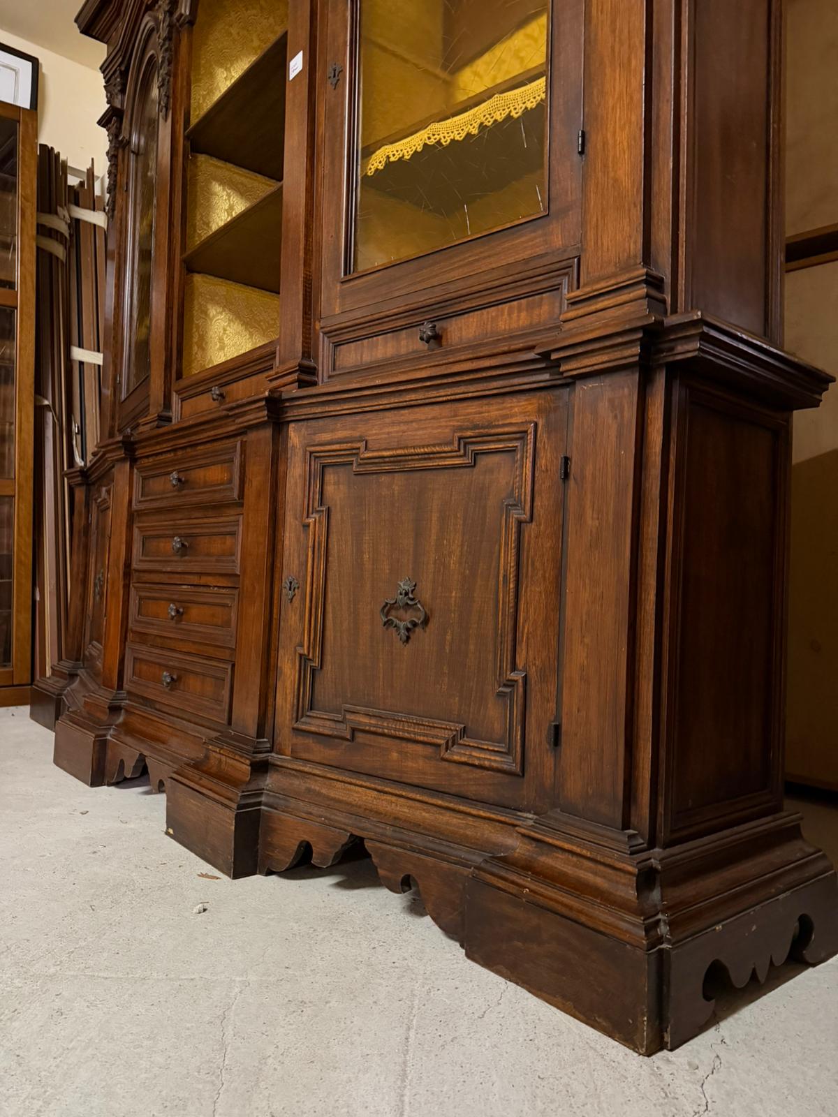 Vitrină clasică din lemn masiv cu vitrine arcuite sh de calitate italiană S 4934 - imagine 2