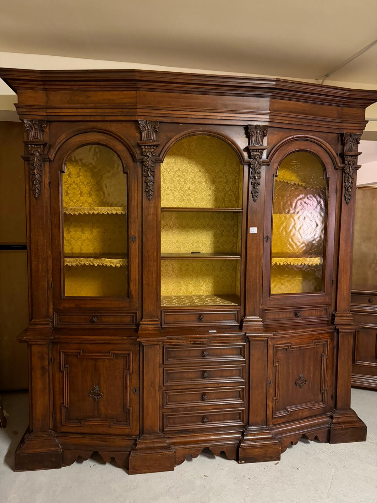 Vitrină clasică din lemn masiv cu vitrine arcuite sh de calitate italiană S 4934
