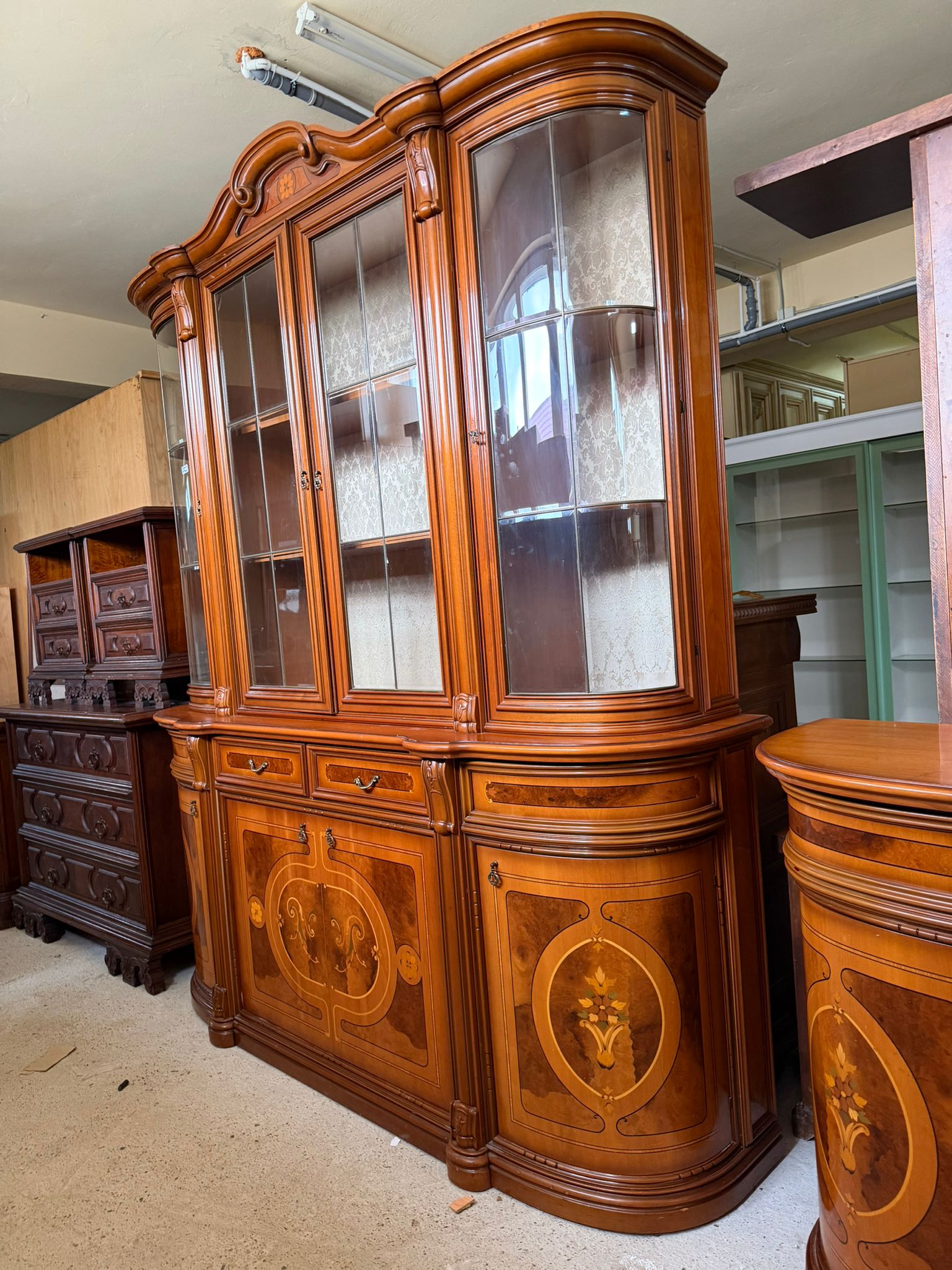 Vitrină mare din lemn cu sticlă și intarsii decorative, cu spații de depozitare SH Cod. 4295/U - imagine 2