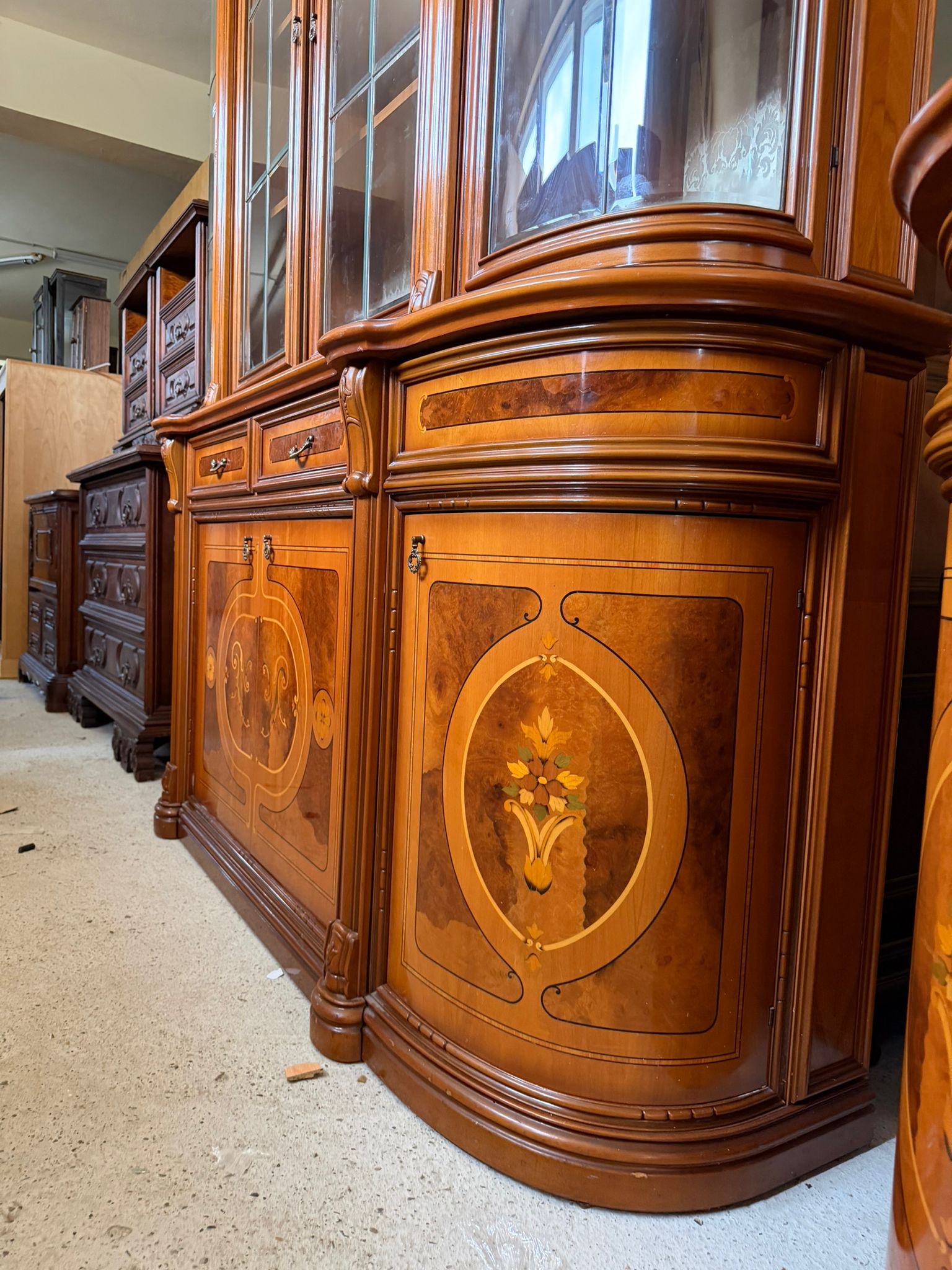 Vitrină mare din lemn cu sticlă și intarsii decorative, cu spații de depozitare SH Cod. 4295/U - imagine 3